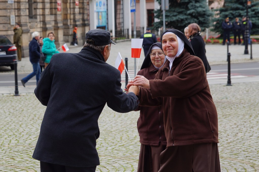 Biało czerwone chorągiewki dla legniczan