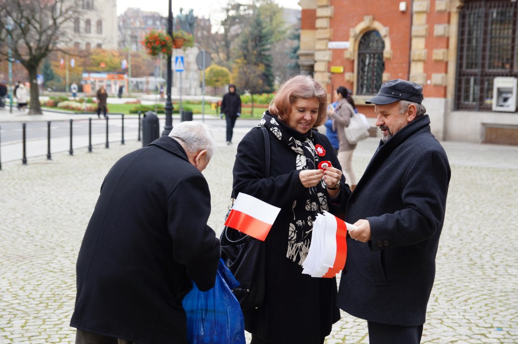 Biało czerwone chorągiewki dla legniczan