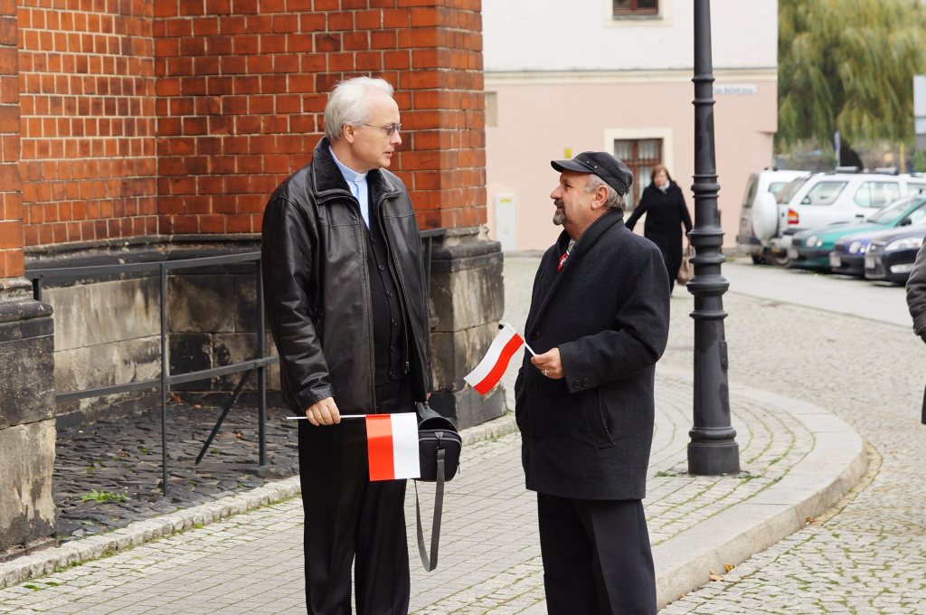 Biało czerwone chorągiewki dla legniczan