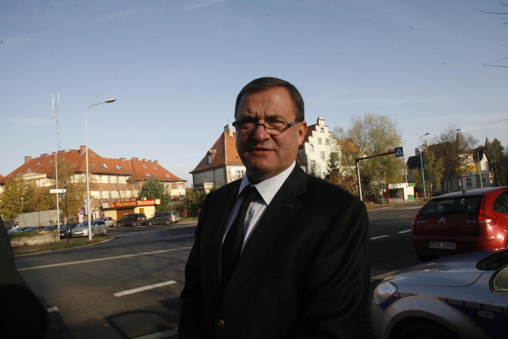 Wręczali pod szkołą mandaty. Prawdziwe i uczniowskie