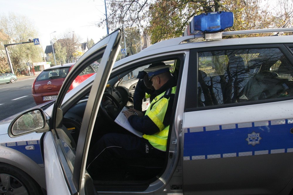 Wręczali pod szkołą mandaty. Prawdziwe i uczniowskie