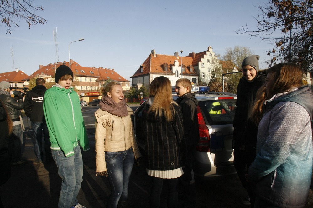 Wręczali pod szkołą mandaty. Prawdziwe i uczniowskie