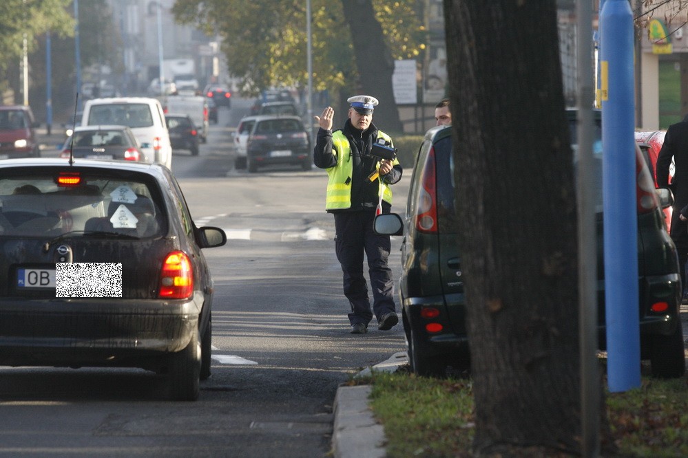 Wręczali pod szkołą mandaty. Prawdziwe i uczniowskie