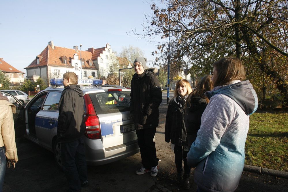 Wręczali pod szkołą mandaty. Prawdziwe i uczniowskie