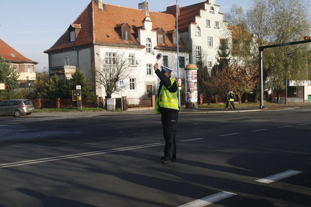 Wręczali pod szkołą mandaty. Prawdziwe i uczniowskie