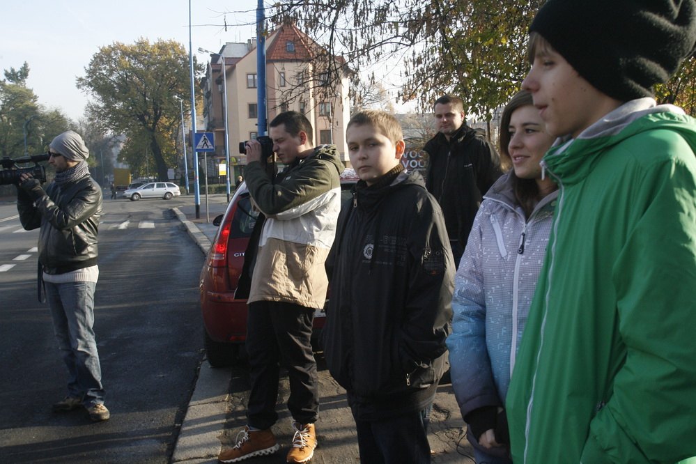 Wręczali pod szkołą mandaty. Prawdziwe i uczniowskie