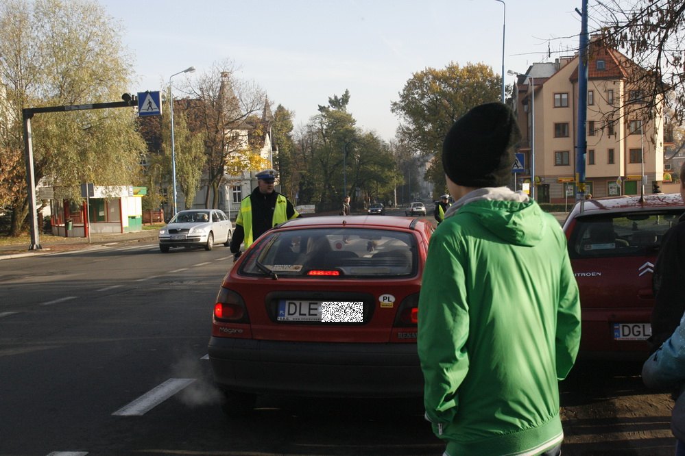 Wręczali pod szkołą mandaty. Prawdziwe i uczniowskie