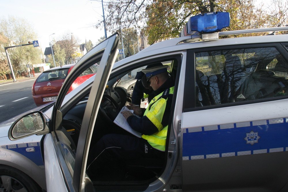 Wręczali pod szkołą mandaty. Prawdziwe i uczniowskie