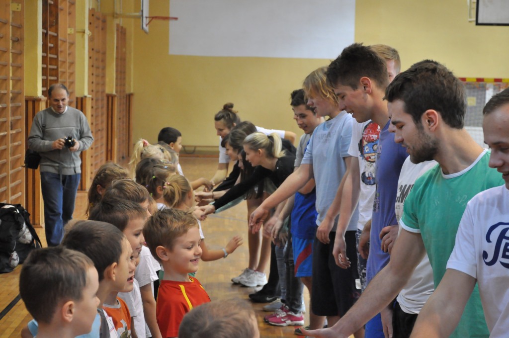 Sportowa lekcja maturzystów i przedszkolaków