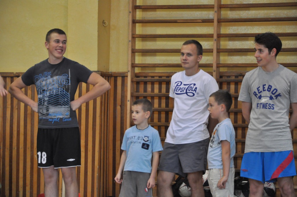 Sportowa lekcja maturzystów i przedszkolaków