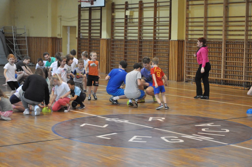 Sportowa lekcja maturzystów i przedszkolaków
