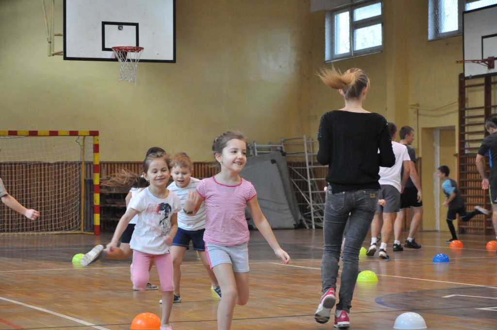 Sportowa lekcja maturzystów i przedszkolaków