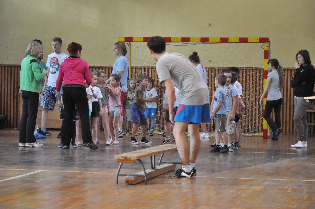 Sportowa lekcja maturzystów i przedszkolaków