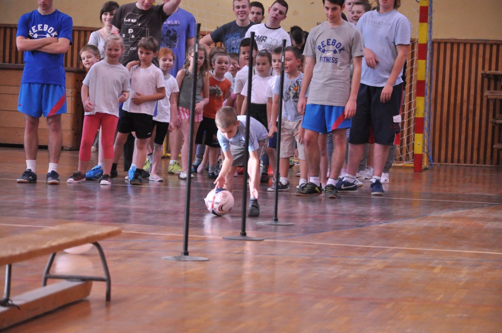 Sportowa lekcja maturzystów i przedszkolaków
