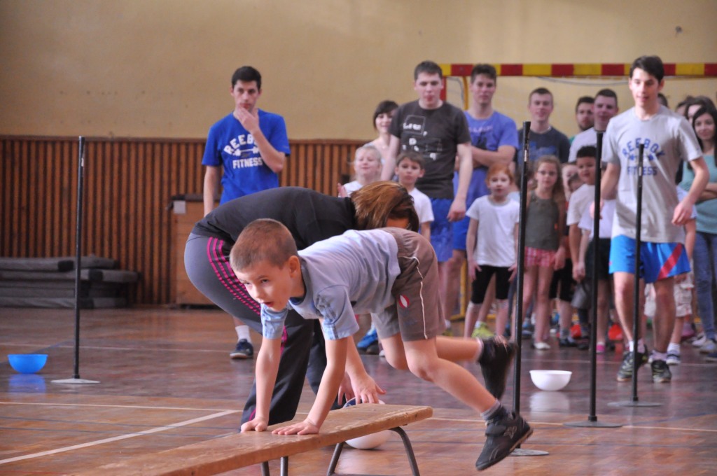 Sportowa lekcja maturzystów i przedszkolaków