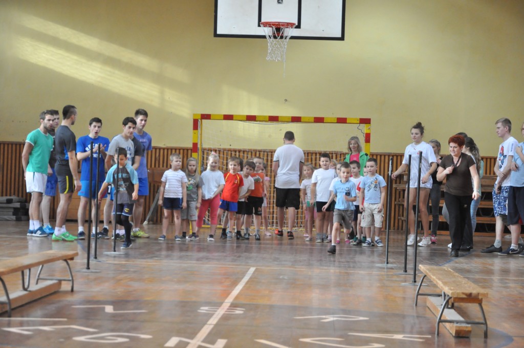 Sportowa lekcja maturzystów i przedszkolaków