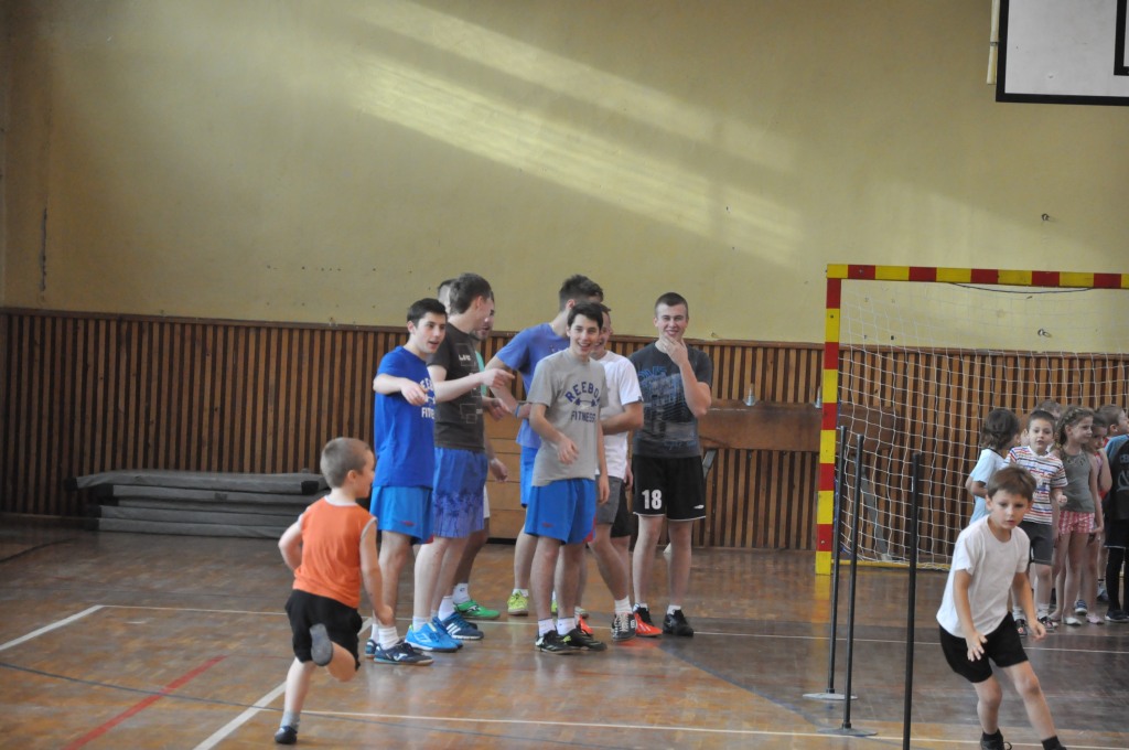 Sportowa lekcja maturzystów i przedszkolaków