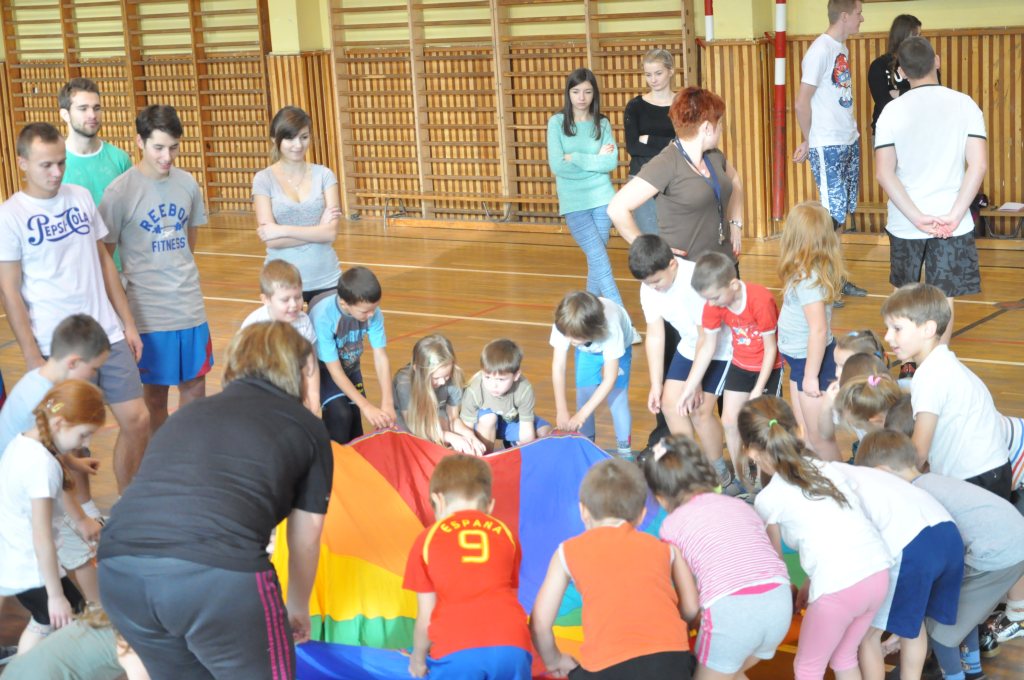 Sportowa lekcja maturzystów i przedszkolaków