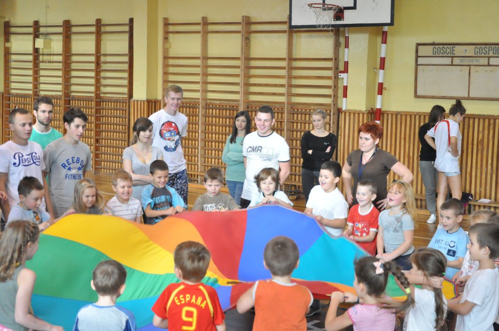 Sportowa lekcja maturzystów i przedszkolaków