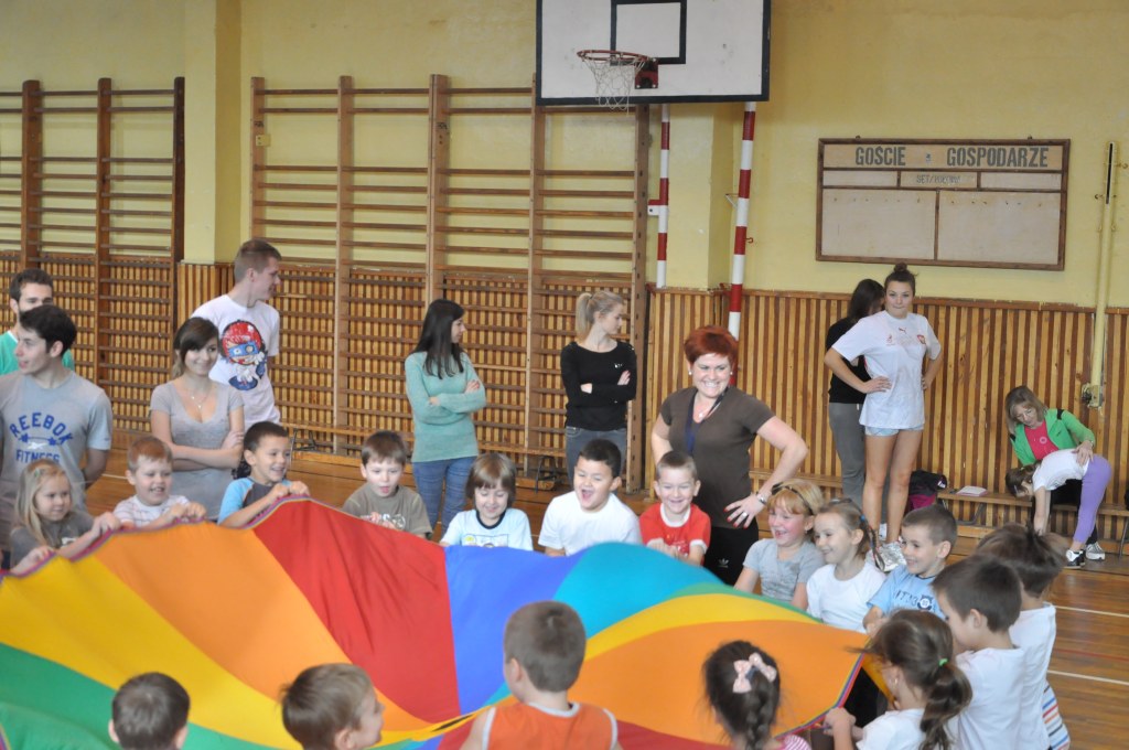 Sportowa lekcja maturzystów i przedszkolaków