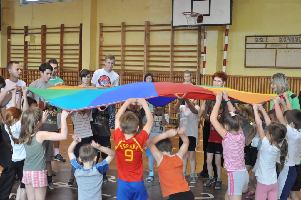 Sportowa lekcja maturzystów i przedszkolaków