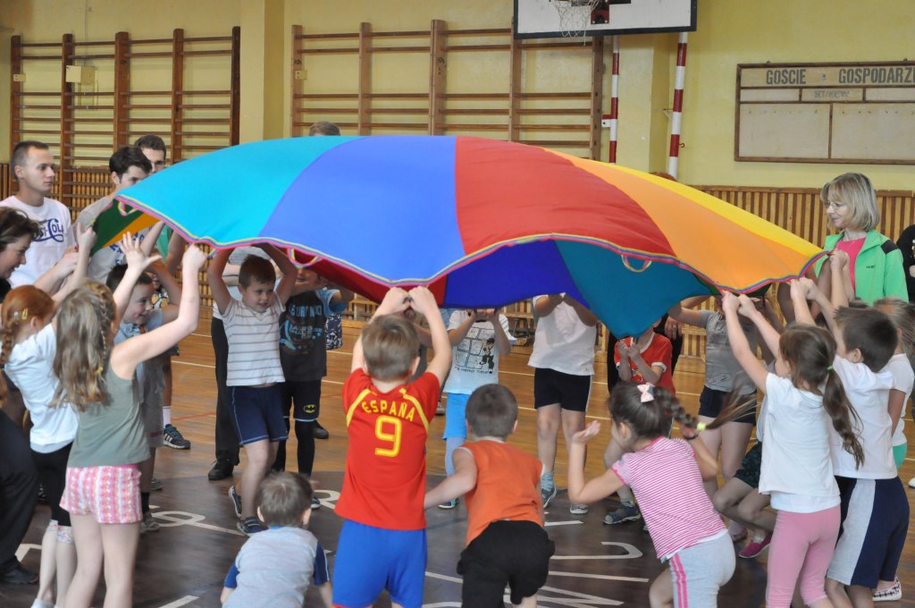 Sportowa lekcja maturzystów i przedszkolaków
