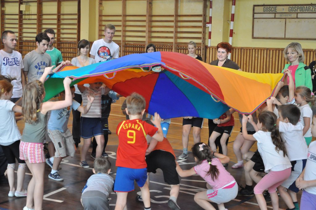 Sportowa lekcja maturzystów i przedszkolaków