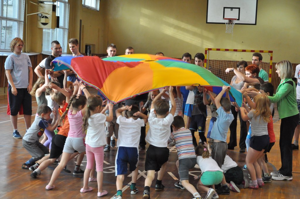 Sportowa lekcja maturzystów i przedszkolaków