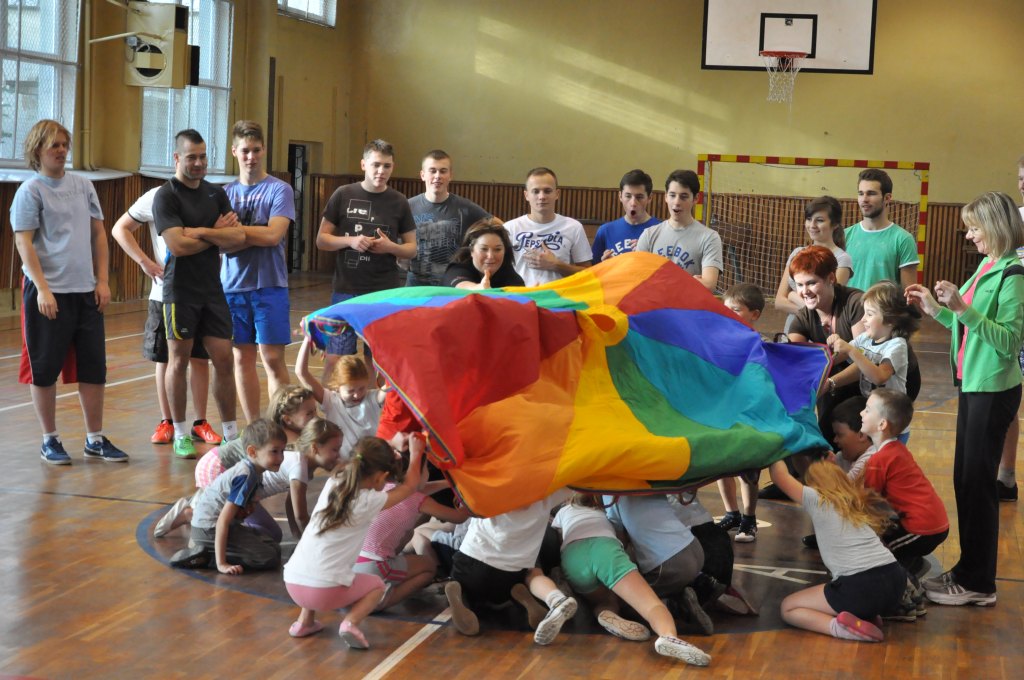 Sportowa lekcja maturzystów i przedszkolaków