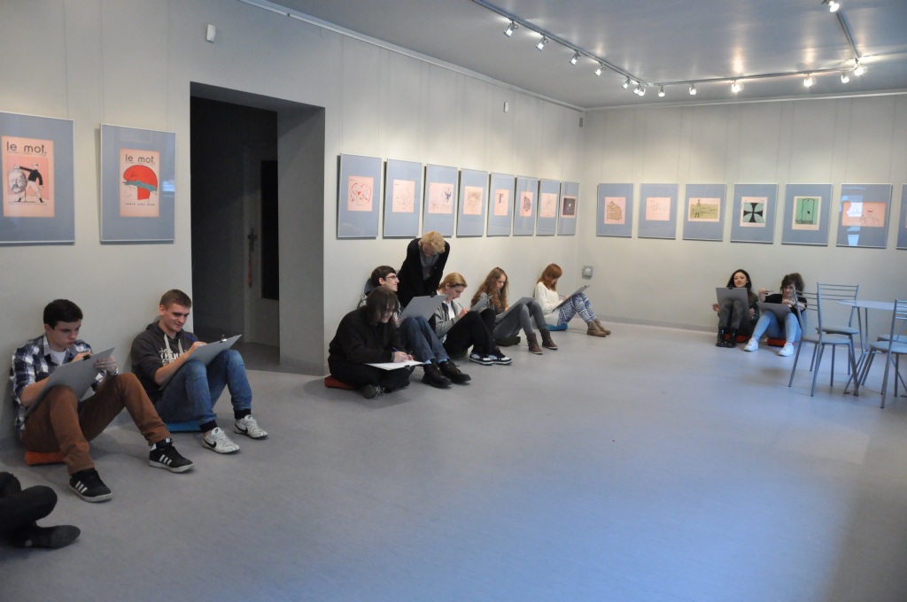 Uczniowie ALO projektują okładkę gazety satyrycznej