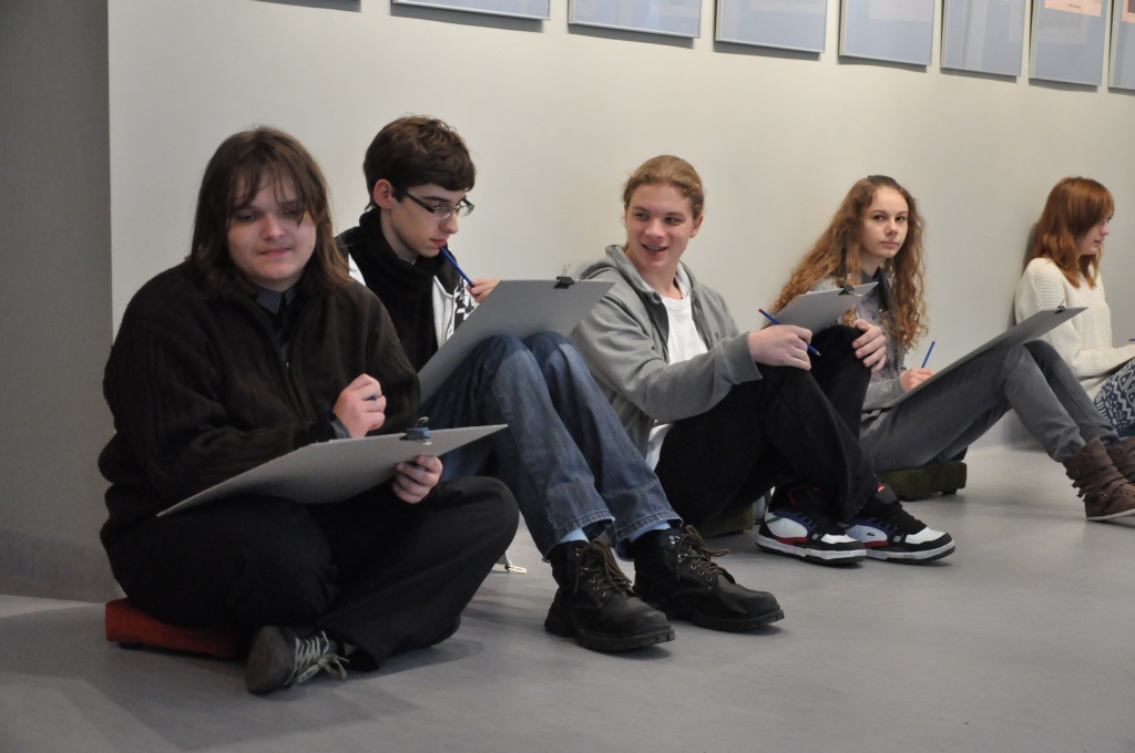 Uczniowie ALO projektują okładkę gazety satyrycznej