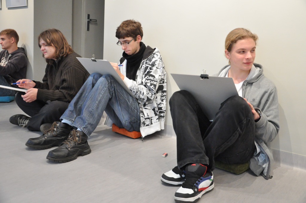 Uczniowie ALO projektują okładkę gazety satyrycznej