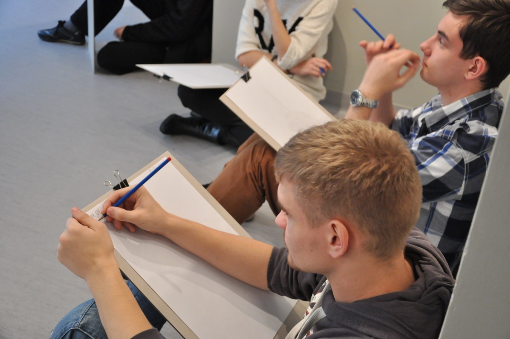Uczniowie ALO projektują okładkę gazety satyrycznej