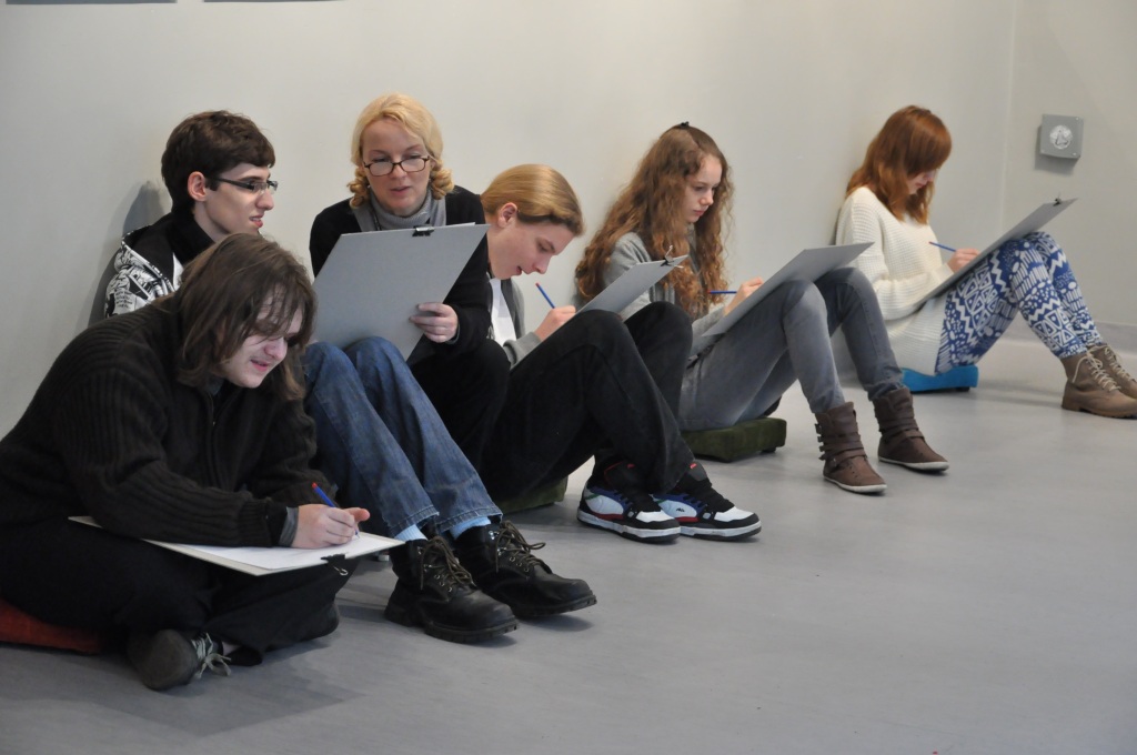 Uczniowie ALO projektują okładkę gazety satyrycznej