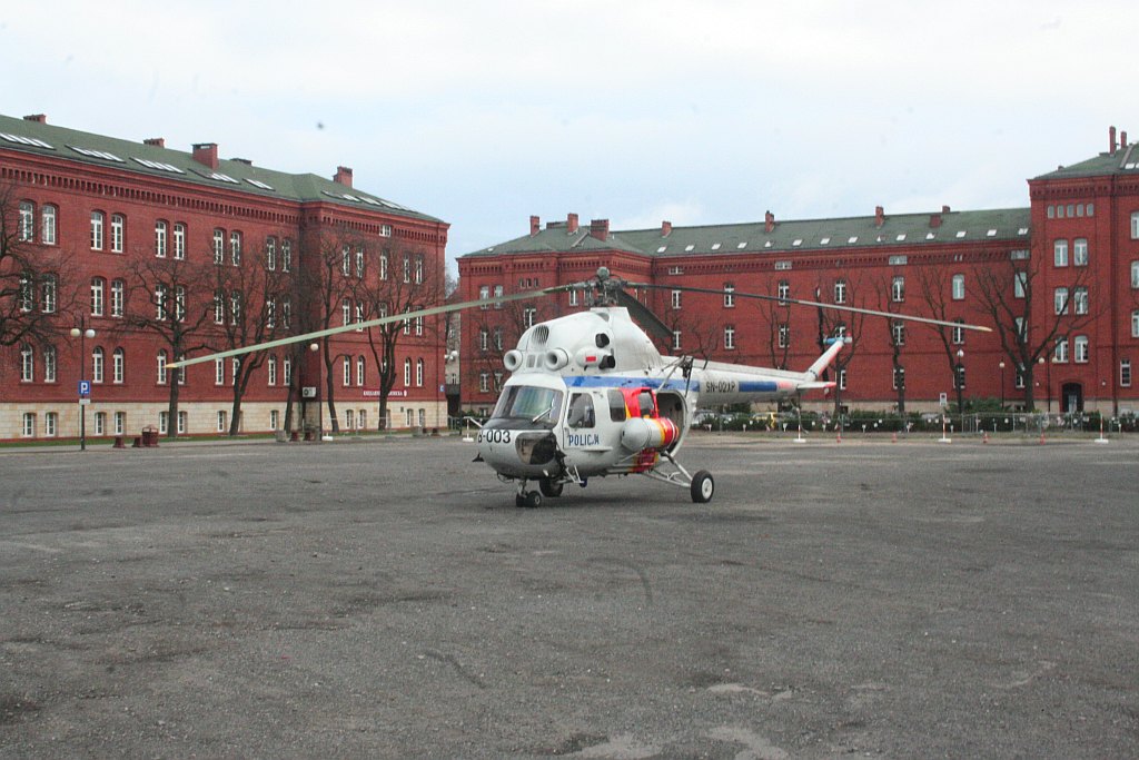 Policyjny helikopter lądował w PWSZ