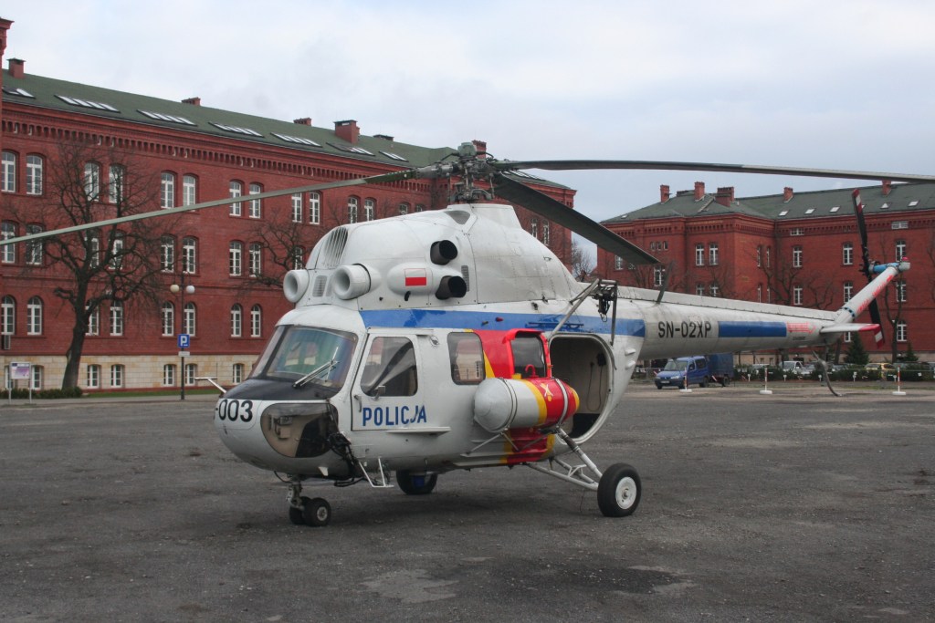 Policyjny helikopter lądował w PWSZ
