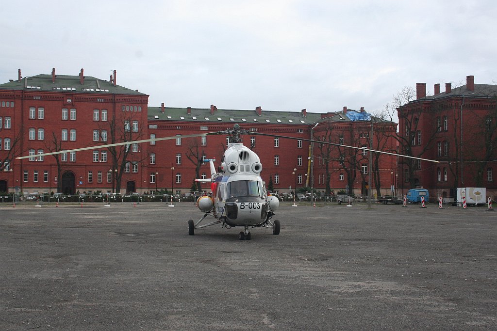 Policyjny helikopter lądował w PWSZ