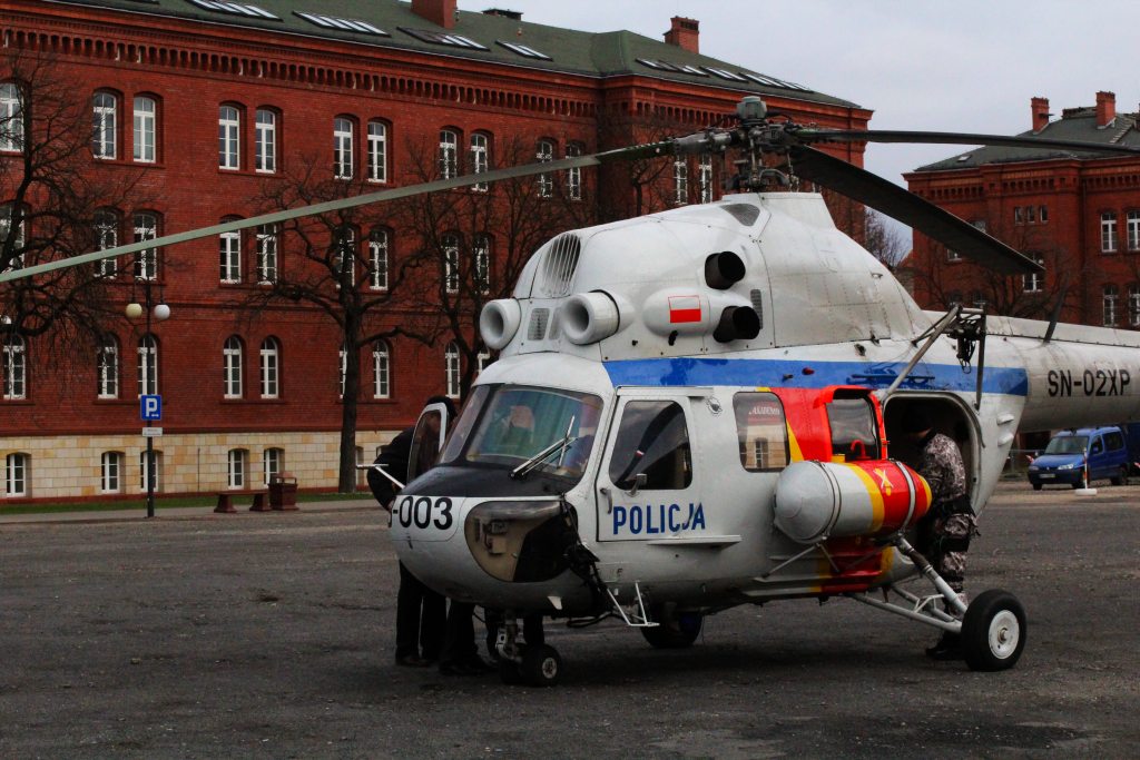 Policyjny helikopter lądował w PWSZ