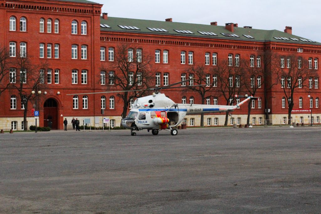 Policyjny helikopter lądował w PWSZ