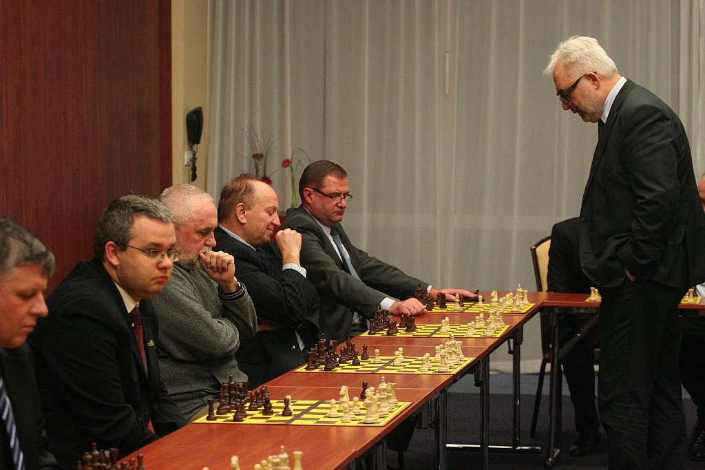 Symultana szachowa z wojewodą Aleksandrem Markiem Skorupą

