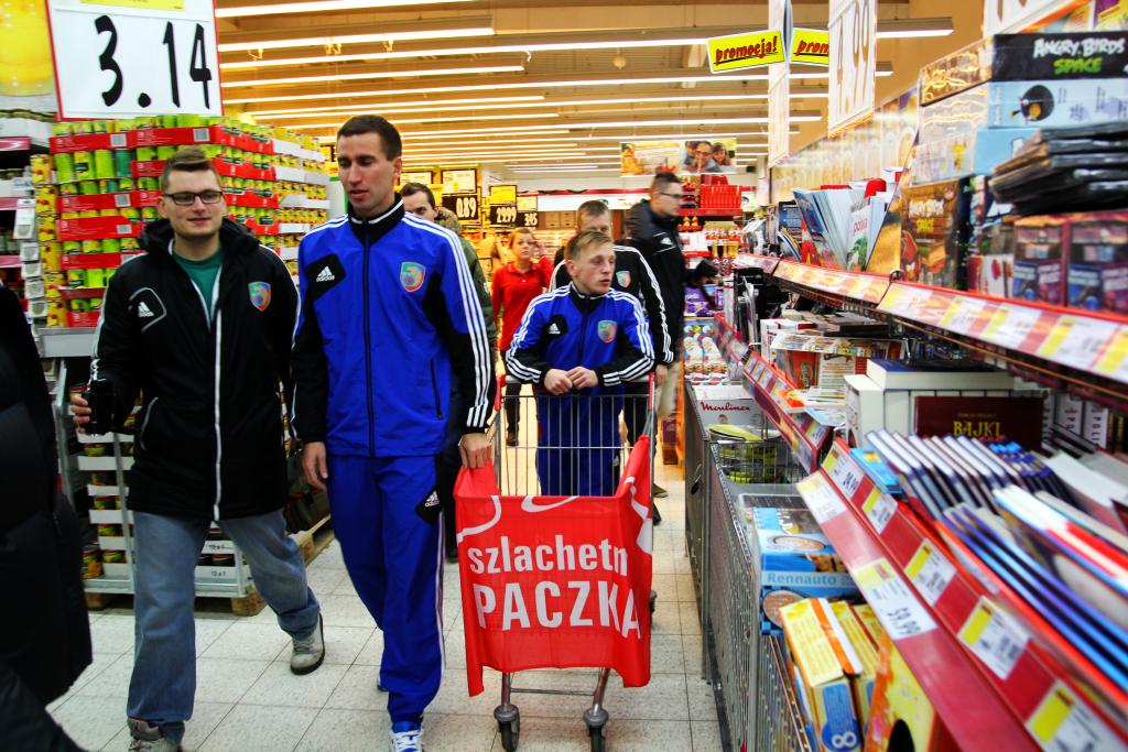 Piłkarze Miedzi zapełnili Szlachetną Paczkę
