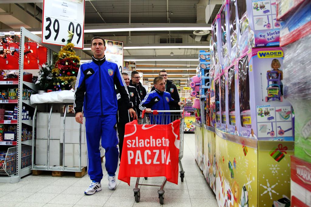 Piłkarze Miedzi zapełnili Szlachetną Paczkę