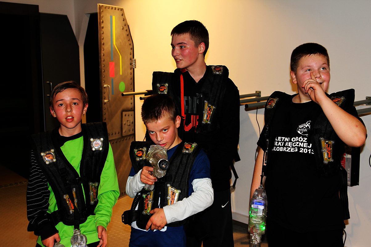 Szczypiorniści zamienili piłkę na pistolet laserowy