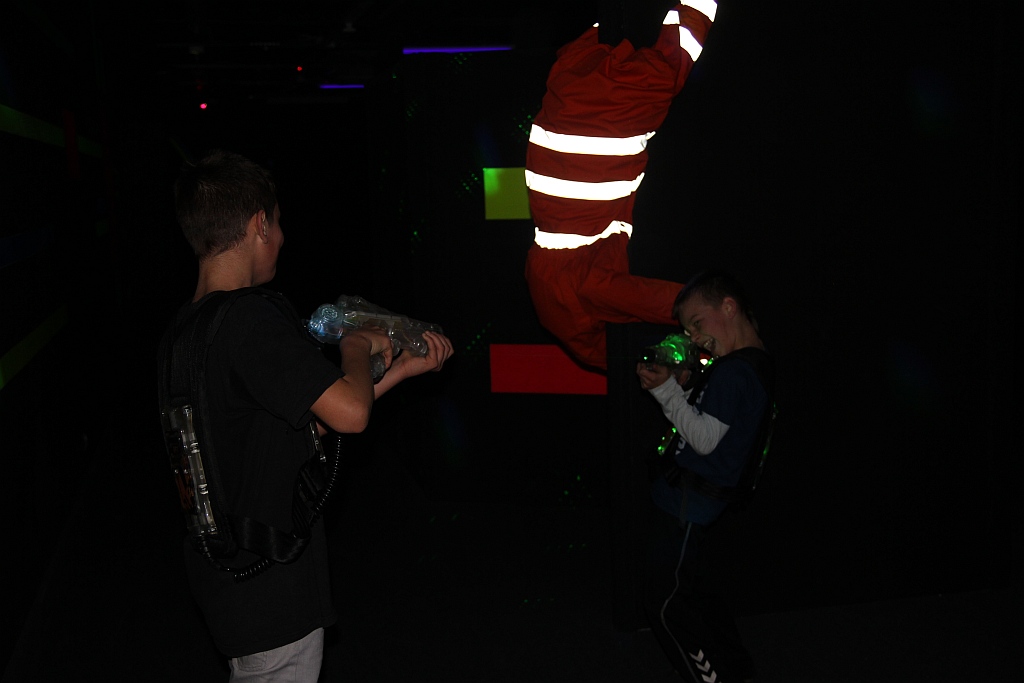 Szczypiorniści zamienili piłkę na pistolet laserowy