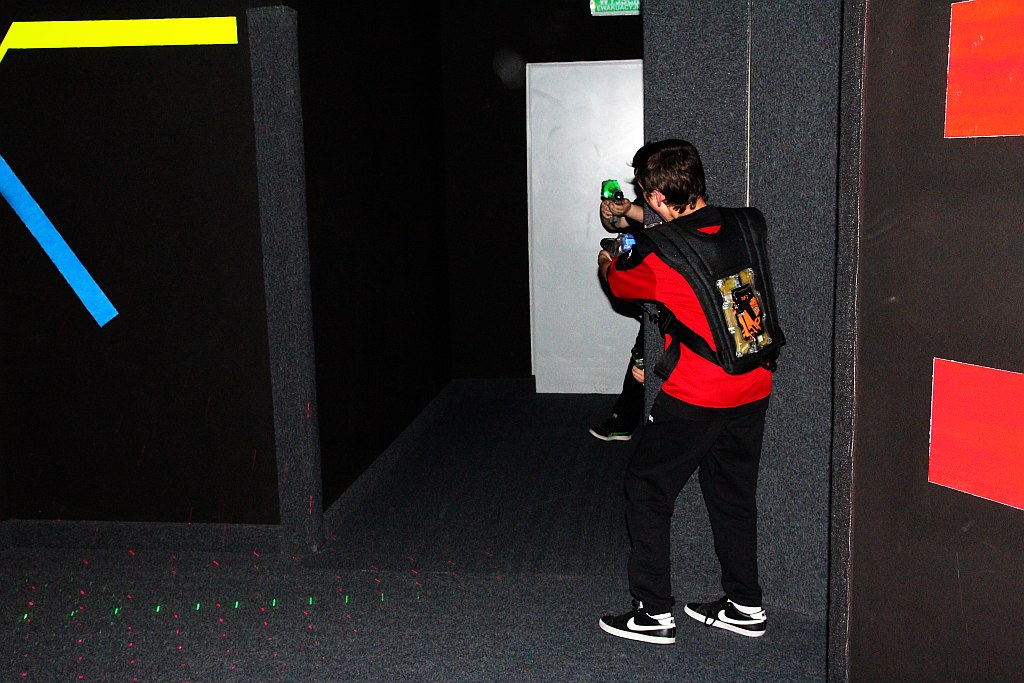 Szczypiorniści zamienili piłkę na pistolet laserowy