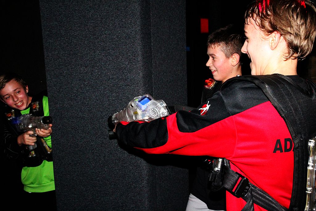 Szczypiorniści zamienili piłkę na pistolet laserowy