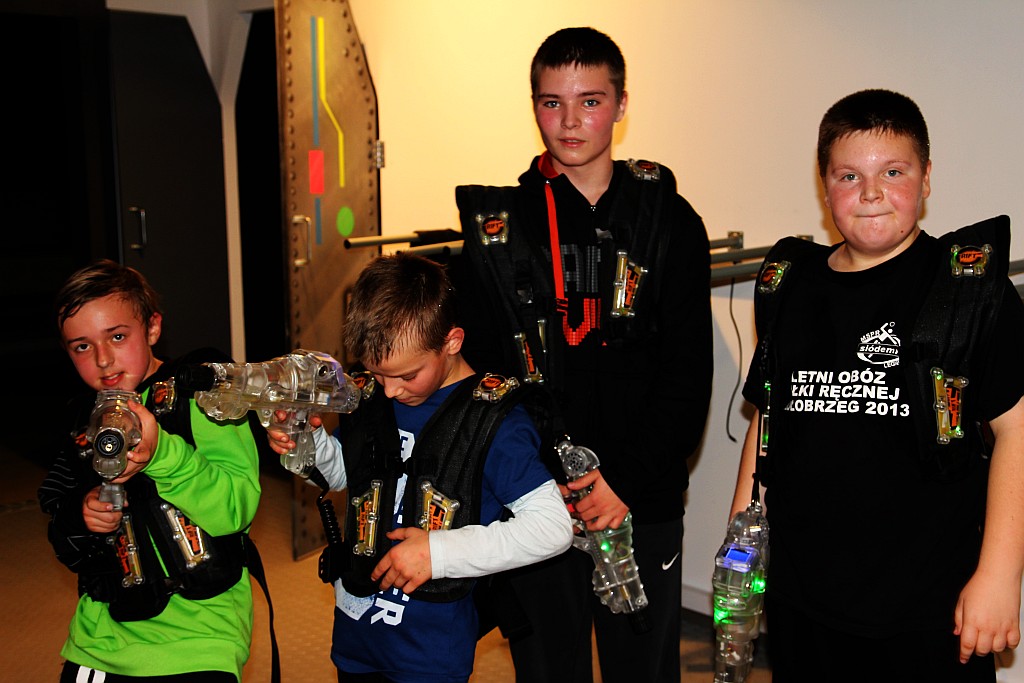 Szczypiorniści zamienili piłkę na pistolet laserowy