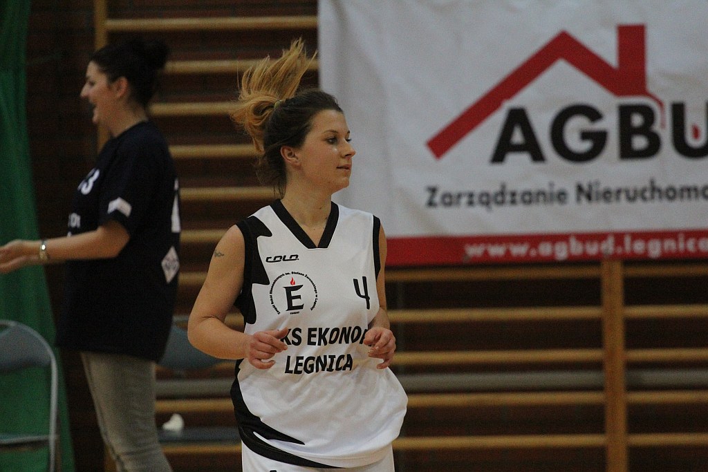 Koszykówka: UKS Ekonom - Ostrovia 57:50