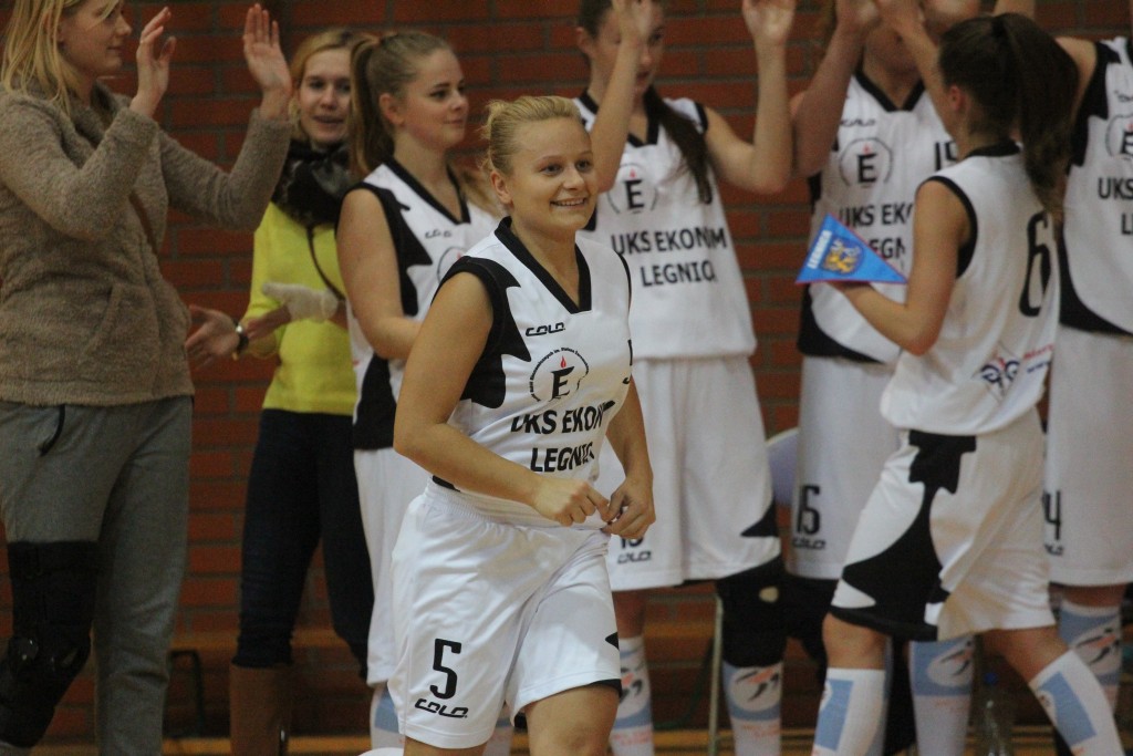 Koszykówka: UKS Ekonom - Ostrovia 57:50