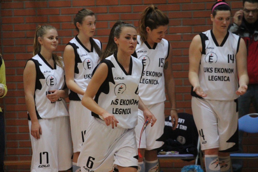 Koszykówka: UKS Ekonom - Ostrovia 57:50